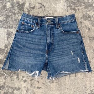 ABERCROMBIE High Rise 4 Inch Short